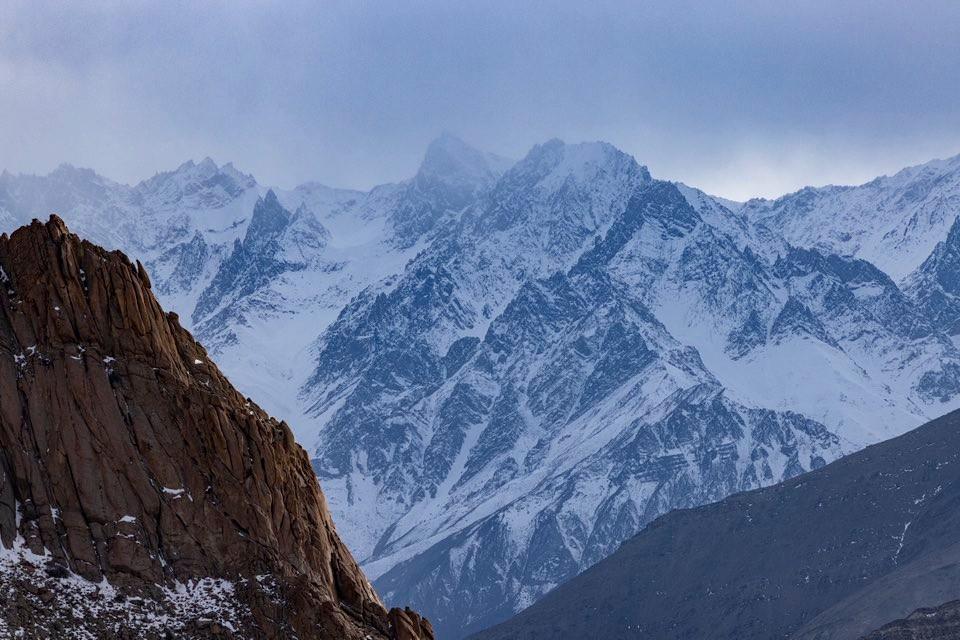 Winter mountain conditions during snow leopard safari season in Ladakh